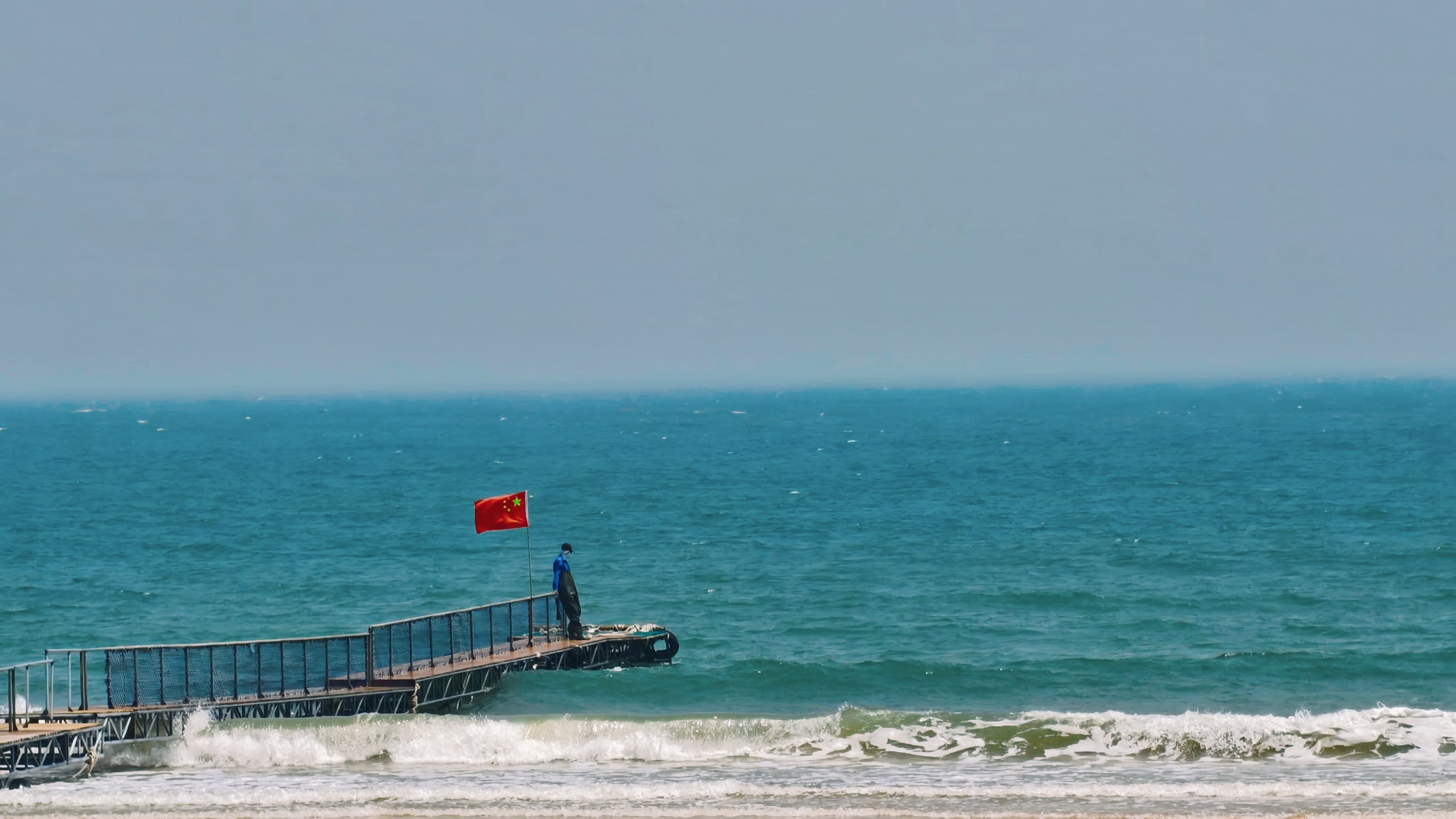 蔚藍(lán)中的一點(diǎn)紅-吳春艷.jpg