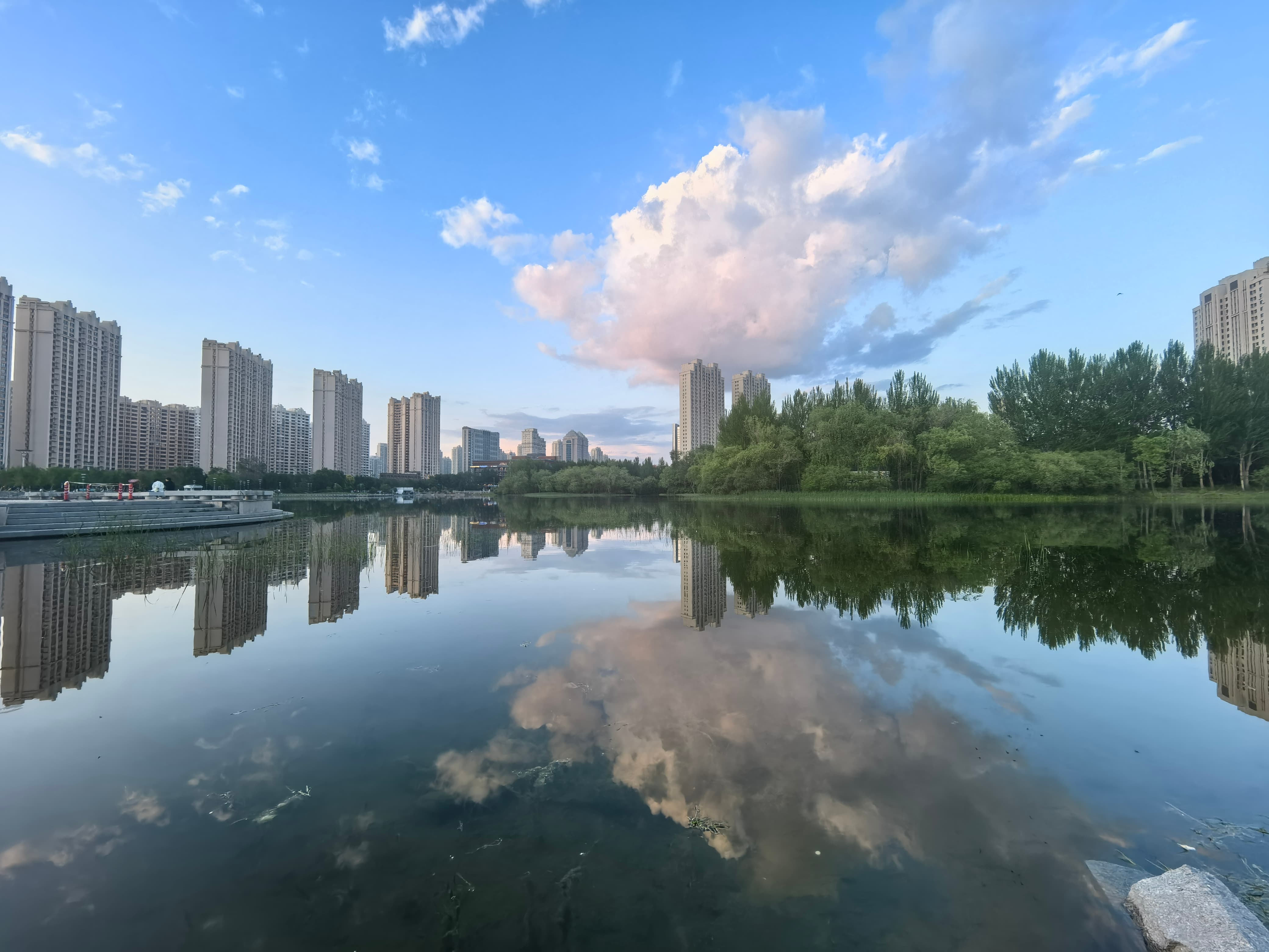 水天一色-湯艷東.jpg
